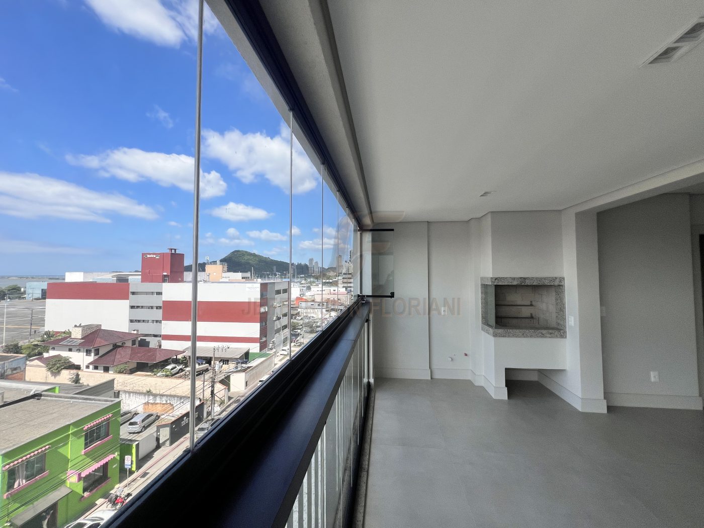 Novo Rua Lauro Muller com 2 Suítes + 2 Demi Suítes 3 vagas
