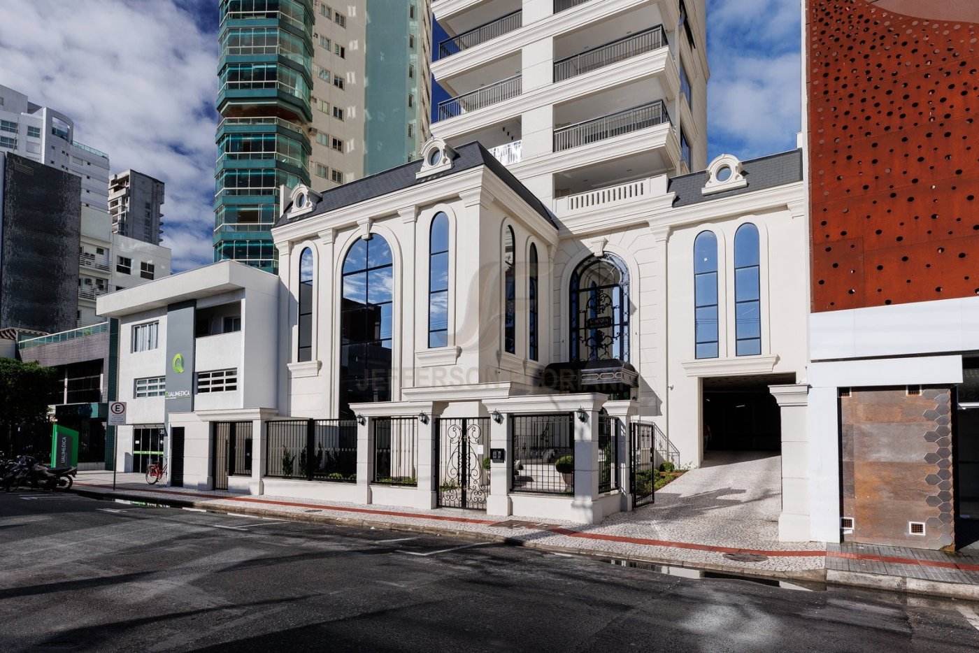 Novo Rua Lauro Muller com 2 Suítes + 2 Demi Suítes 3 vagas