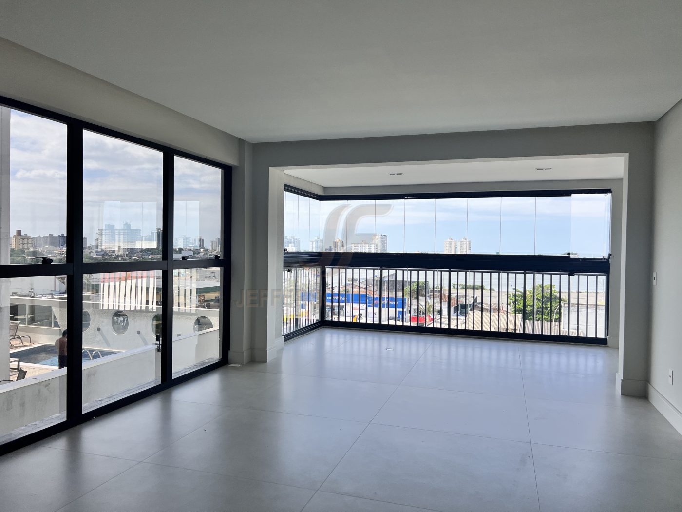 Novo Rua Lauro Muller com 2 Suítes + 2 Demi Suítes 3 vagas