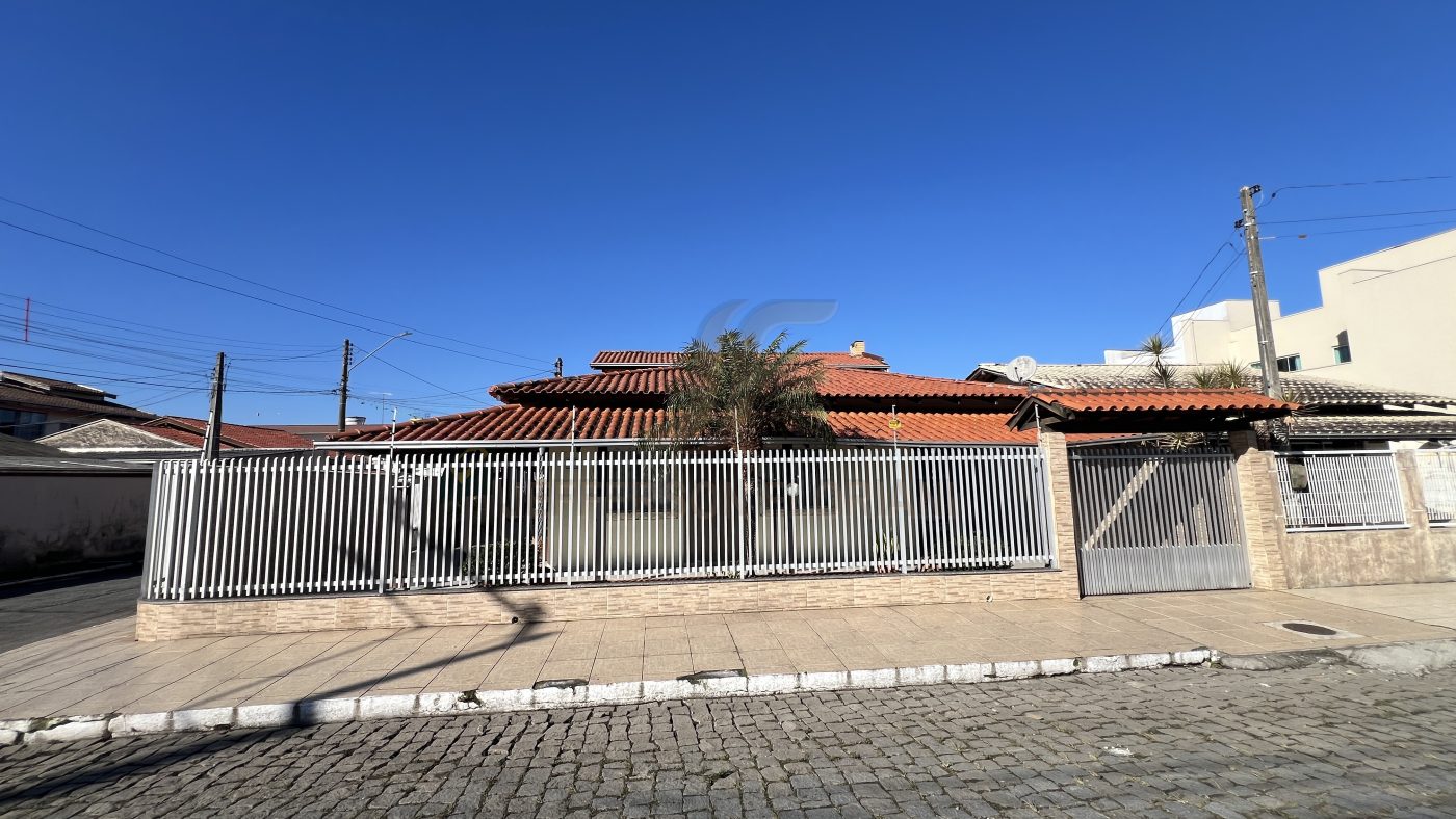 Casa a Venda parte Alta de Cordeiros 3 Dormitórios + 1 Apartamento separado