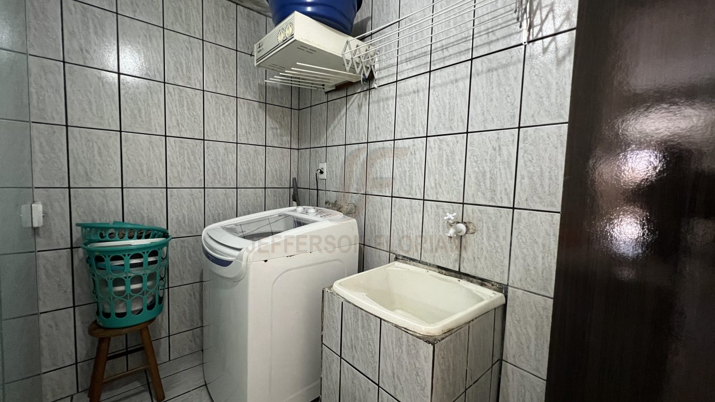 Casa a Venda parte Alta de Cordeiros 3 Dormitórios + 1 Apartamento separado