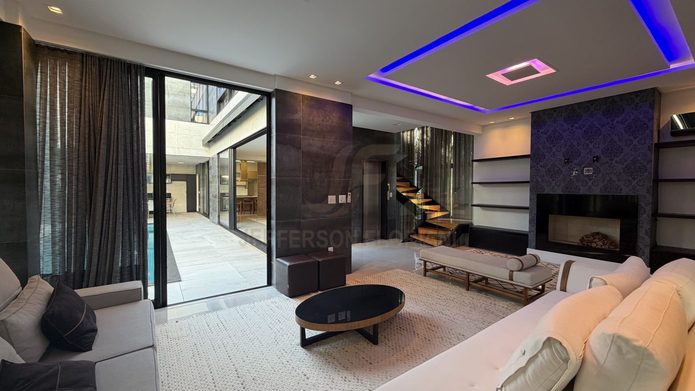 Casa Cond Porto Riviera com 4 Suítes, Elevador, Piscina