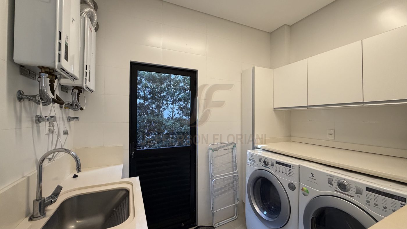 Casa Cond Porto Riviera com 4 Suítes, Elevador, Piscina