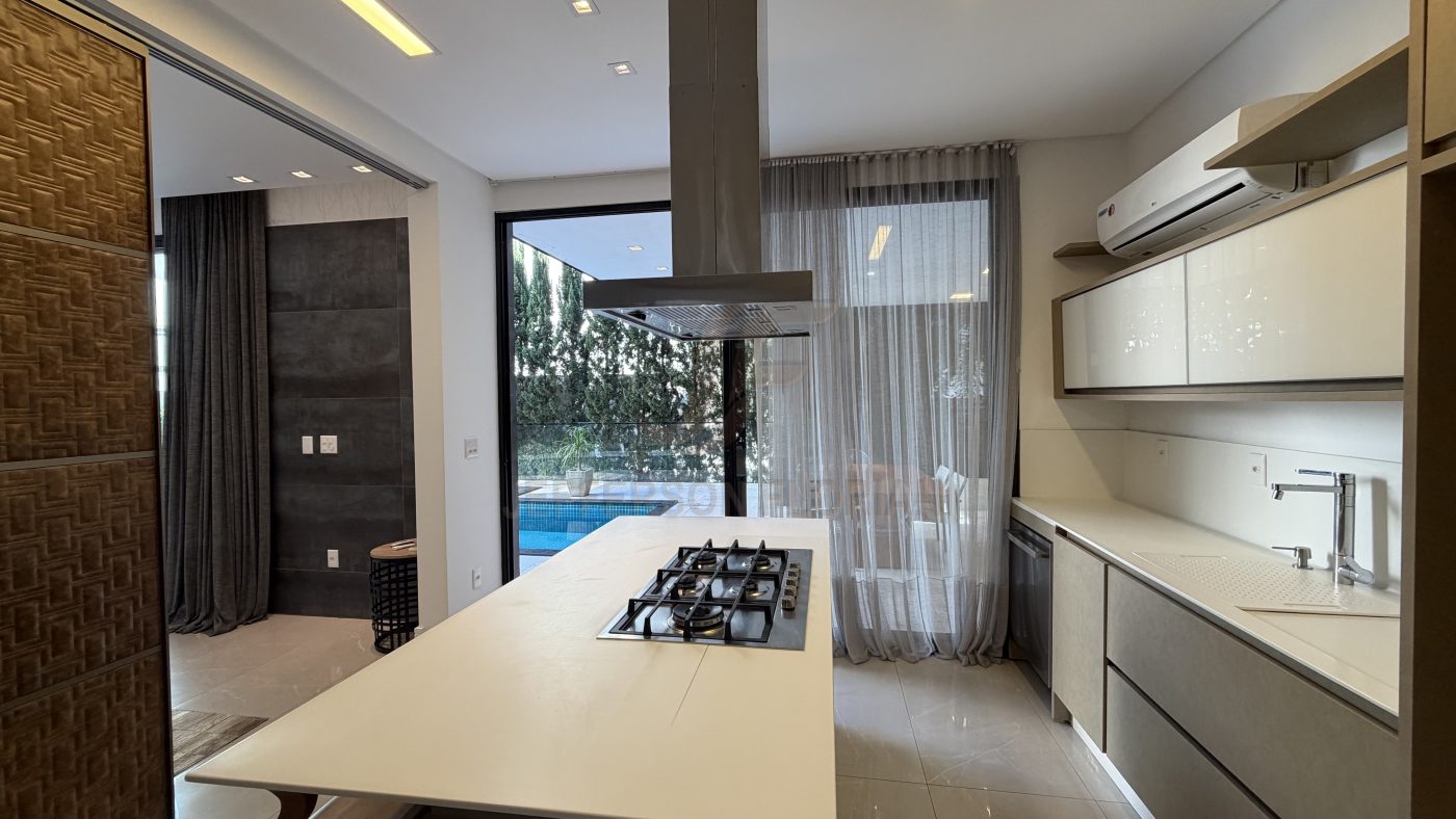 Casa Cond Porto Riviera com 4 Suítes, Elevador, Piscina