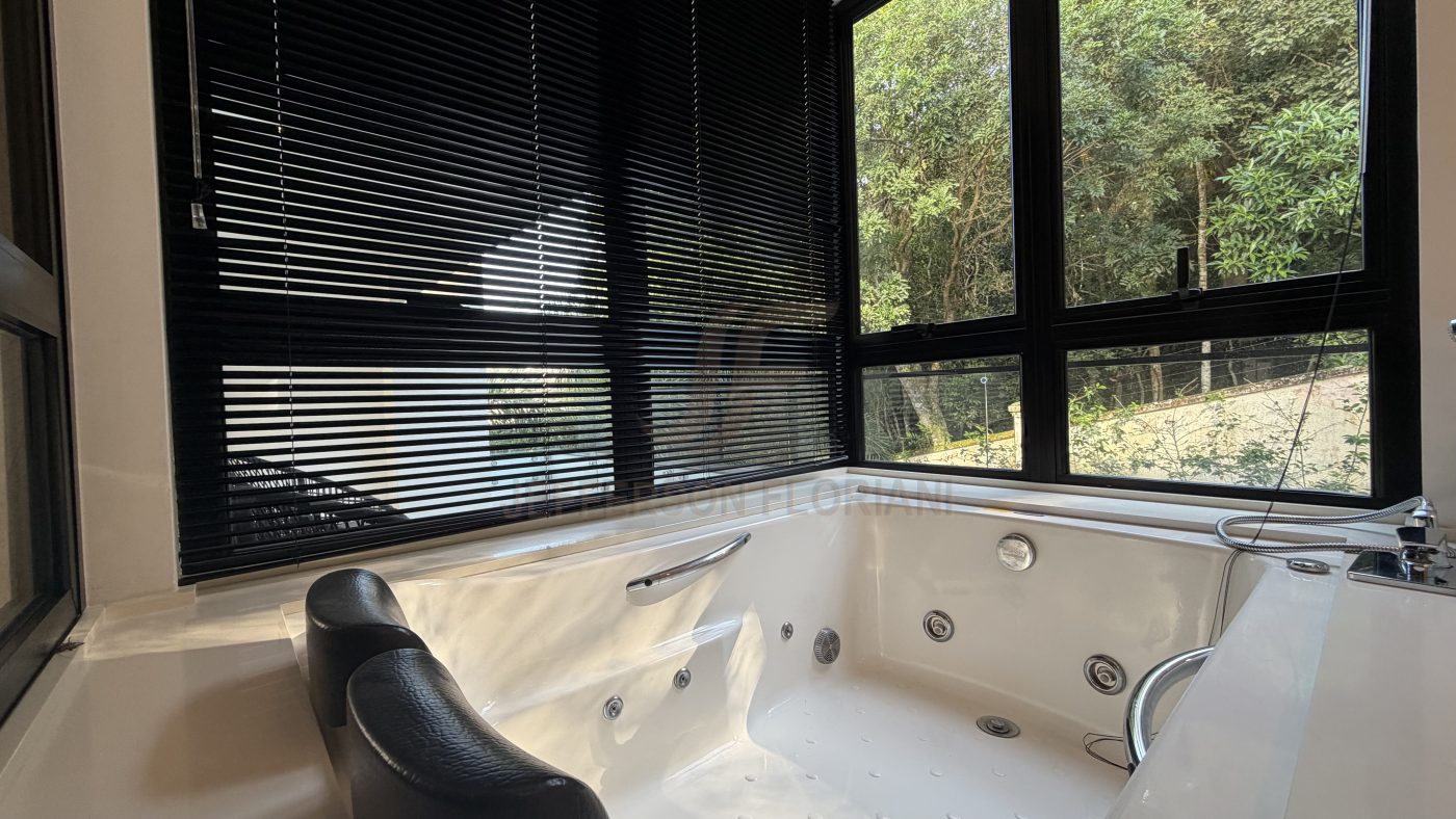 Casa Cond Porto Riviera com 4 Suítes, Elevador, Piscina