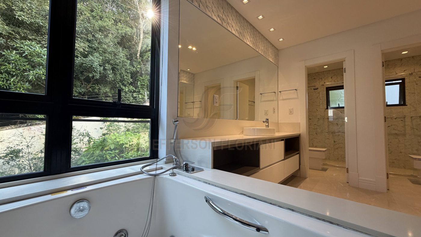 Casa Cond Porto Riviera com 4 Suítes, Elevador, Piscina
