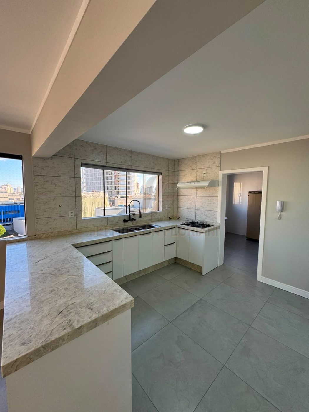 Apartamento Amplo no coração de Itajai ao Lado da Igreja Matriz com 170 m2 sendo 1 suíte + 2 Dorm