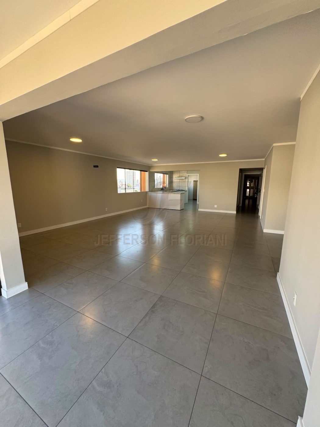Apartamento Amplo no coração de Itajai ao Lado da Igreja Matriz com 170 m2 sendo 1 suíte + 2 Dorm