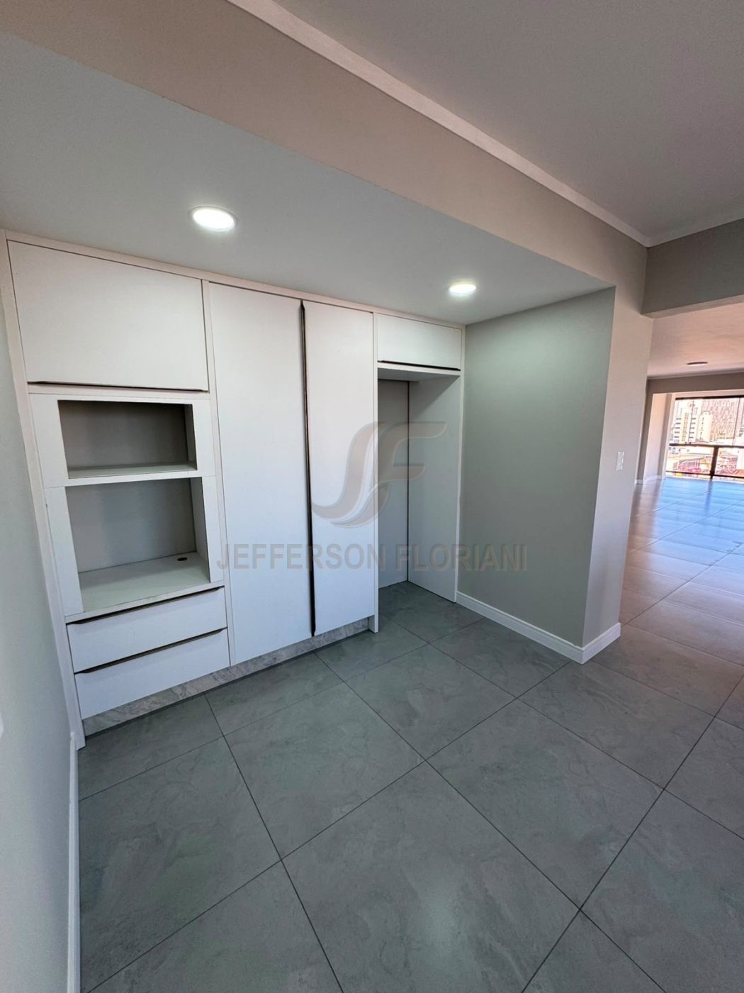 Apartamento Amplo no coração de Itajai ao Lado da Igreja Matriz com 170 m2 sendo 1 suíte + 2 Dorm