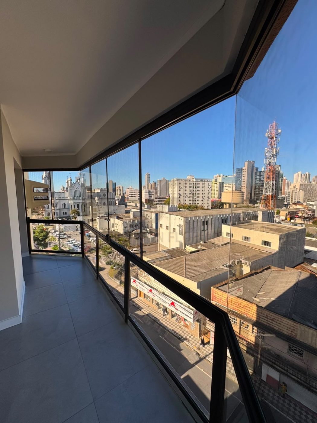 Apartamento Amplo no coração de Itajai ao Lado da Igreja Matriz com 170 m2 sendo 1 suíte + 2 Dorm
