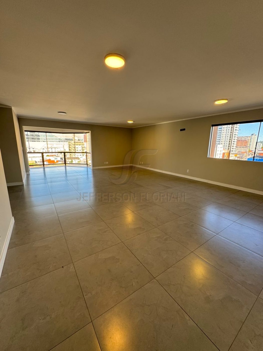 Apartamento Amplo no coração de Itajai ao Lado da Igreja Matriz com 170 m2 sendo 1 suíte + 2 Dorm