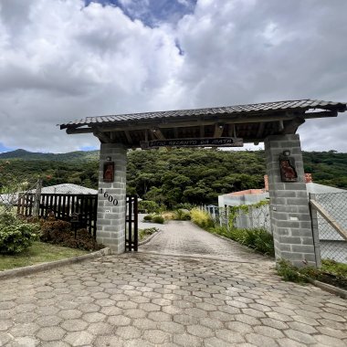 Paraíso a Venda com 2 Casas Novas, Riacho e Lagoa